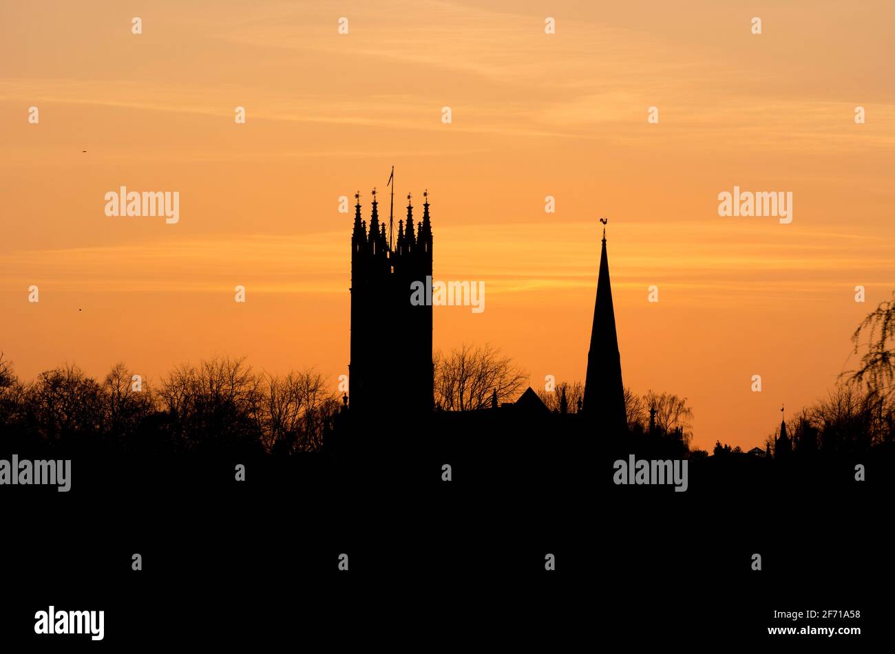 Der Turm der St. Mary`s Church und der Turm der St. Nichola Church in der Abenddämmerung, Warwick, Warwickshire, Großbritannien Stockfoto